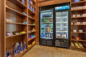 - un réfrigérateur rempli de nombreuses boissons dans la chambre dans l'établissement Comfort Inn & Suites Lakewood by JBLM, à Lakewood