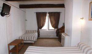 A bed or beds in a room at Hôtel Jaurès