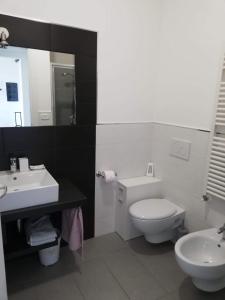 uma casa de banho com um WC branco e um lavatório. em Appartamento Bellavista em Martinsicuro