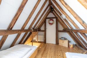 a room with a bed in a attic at Herenweg Apartments in Hollum