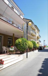 a building with a table and chairs on a street at Hotel Everest in Bellaria-Igea Marina