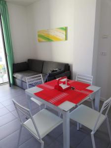 uma sala de estar com uma mesa e cadeiras e um sofá em Appartamento Bellavista em Martinsicuro