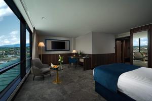 Ліжко або ліжка в номері The Savoy Hotel