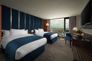 Ліжко або ліжка в номері The Savoy Hotel
