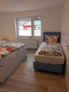 dos camas sentadas una al lado de la otra en un dormitorio en Inselhof Usedom, en Usedom Town