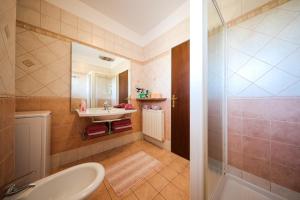ein Bad mit einem Waschbecken und einer Dusche in der Unterkunft Giorgio - Fontana in Zadar