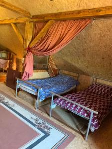 Ένα ή περισσότερα κρεβάτια σε δωμάτιο στο Agroturystyka z kajakiem