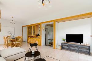 uma sala de estar com um sofá e uma televisão em Theros Premium Villa in Stalis Heraklion em Stalida