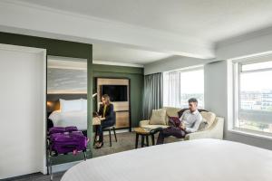 TV a/nebo společenská místnost v ubytování Mercure Bedford Centre Hotel