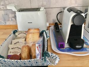 un cestino per il pranzo con pane, tostapane e processore di La maisonnette a Peschici