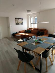 sala de estar con mesa, sillas y sofá en Inselhof Usedom, en Usedom Town