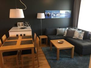 een woonkamer met een bank en een tafel bij Premium Chalet 4109 Blue in Vierumäki