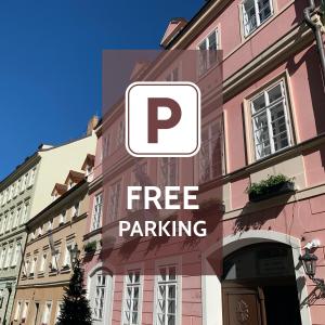 um sinal de estacionamento gratuito na lateral de um edifício em Hotel Residence Agnes em Praga