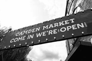 un cartello che leggeva il mercato del giardino che entrava era aperto di homely - Central London Camden Town Apartments a Londra