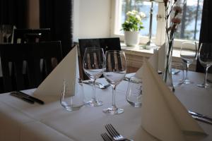 una mesa con copas de vino en un mantel blanco en Sjövillan Bed & Breakfast, en Sandöverken