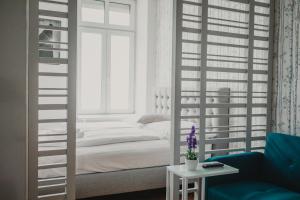 een slaapkamer met een wit bed en een raam bij ZEUS Design Apartments Wasserwelt in Wenen