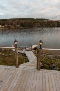 Sandöverken的住宿－Sjövillan Bed & Breakfast，湖畔木甲板上有两个灯