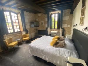 een slaapkamer met een bed met een teddybeer erop bij Hostellerie Les Griffons in Brantome en Perigord
