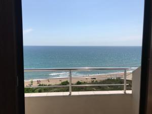 een balkon met uitzicht op het strand bij Bisser Obzor in Obzor