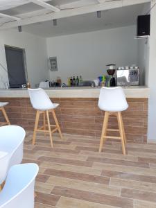 een keuken met twee witte stoelen en een aanrecht bij Sea Vessel in Balíon