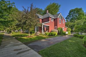 Gallery image of Downtown Charlevoix Duplex half Mi to Lake Michigan in Charlevoix