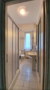 A bathroom at COMODO AL MARE Még 28 kép