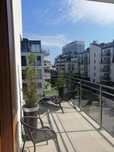 balkon z krzesłami i widokiem na miasto w obiekcie VillaPegaz19-150m von Strand entfernt w Świnoujściu