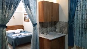 y baño con cama, lavabo y espejo. en Selenes Pansiyon, en Kapıkırı