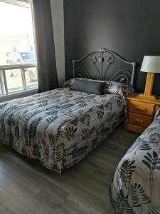 a bedroom with a bed and a window at Motel Chantmartin in Tadoussac