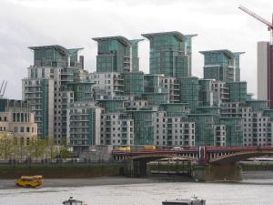 una gran ciudad con edificios altos y un puente en Still Life - Vauxhall en Londres