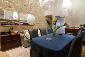 ein Esszimmer mit einem blauen Tisch und einem Sofa in der Unterkunft Smaragdi Boutique Hotel in Rethymno
