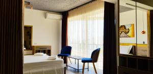Postel nebo postele na pokoji v ubytování Asi Rooftop Hotel