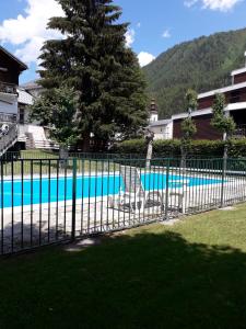 une clôture en face d'une piscine dans l'établissement Prachtig familie appartement voor 6 personen in het hart van Argentière, Chamonix Mont-Blanc, à Chamonix-Mont-Blanc