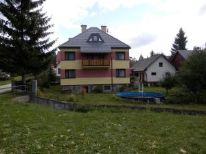 una casa con una cama elástica delante de ella en Ubytování Verner, en Deštné v Orlických horách