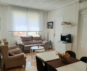a living room with a couch and a tv at Piso céntrico Plaza Toros in Valencia