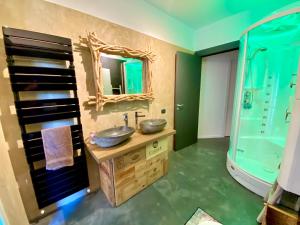 uma casa de banho com um lavatório e um chuveiro em Spa Tiny Love Apartment close to Milan-Como-Malpensa em Saronno