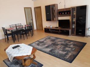 a living room with a table and a dining room at Piac utcai Apartman in Debrecen