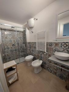 ナポリにあるMar Homeのバスルーム(トイレ、洗面台、シャワー付)