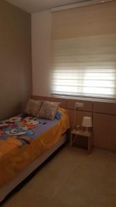 sypialnia z łóżkiem i oknem z żaluzjami w obiekcie Marina d'Or, apartamentos Valparaíso w mieście Oropesa del Mar +8 zdjęć