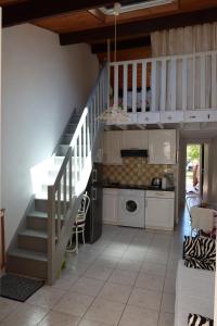 una cocina con escalera en una casa en Soulac l'Amélie - Maison à 300m de la plage, en Soulac-sur-Mer