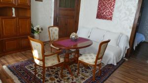 Habitación con mesa, sillas y sofá en Villa Charlotte en Bad Liebenstein