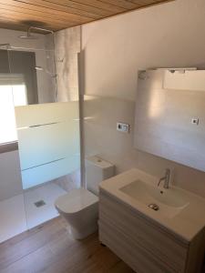 波索阿爾孔的住宿－Casa Rural Las Nueces，白色的浴室设有卫生间和水槽。