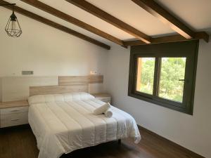 ein Schlafzimmer mit einem großen Bett und einem Fenster in der Unterkunft Casa Rural Las Nueces in Pozo Alcón