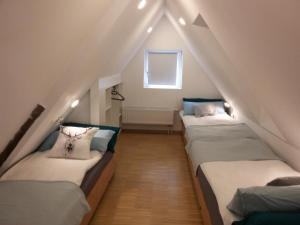 מיטה או מיטות בחדר ב-Meisterhaus Alpirsbach Loft