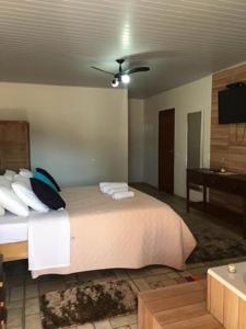 1 dormitorio con 1 cama con toallas en Pousada Estrela Guia en Pirenópolis