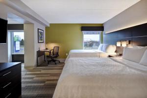 Кровать или кровати в номере Holiday Inn Express & Suites Allentown-Dorney Park Area, an IHG Hotel