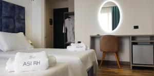 Postel nebo postele na pokoji v ubytování Asi Rooftop Hotel