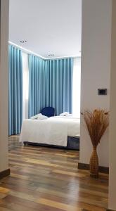 Postel nebo postele na pokoji v ubytování Asi Rooftop Hotel