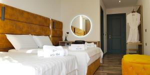 Postel nebo postele na pokoji v ubytování Asi Rooftop Hotel