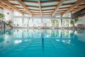 Bazén v ubytování Hotel Karl Schranz nebo v jeho okolí
